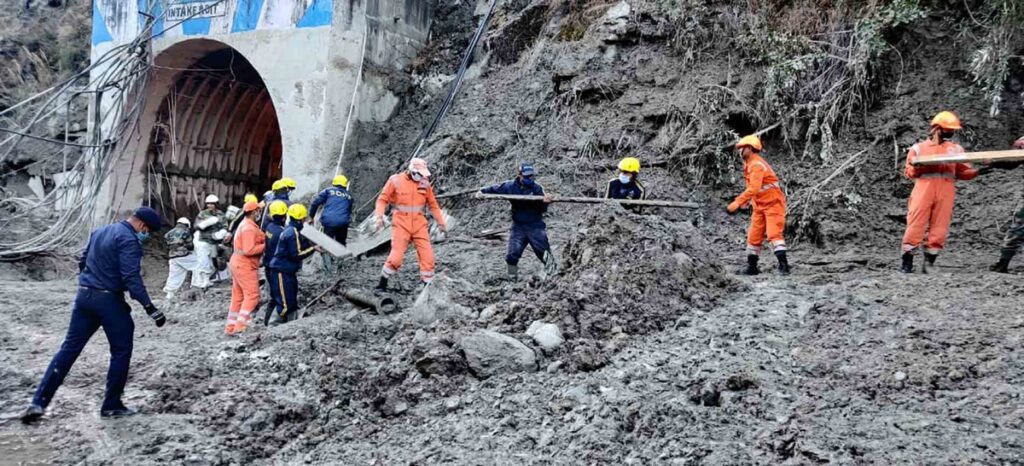 Suman 18 muertos por ruptura de glaciar en el Himalaya thumbnail