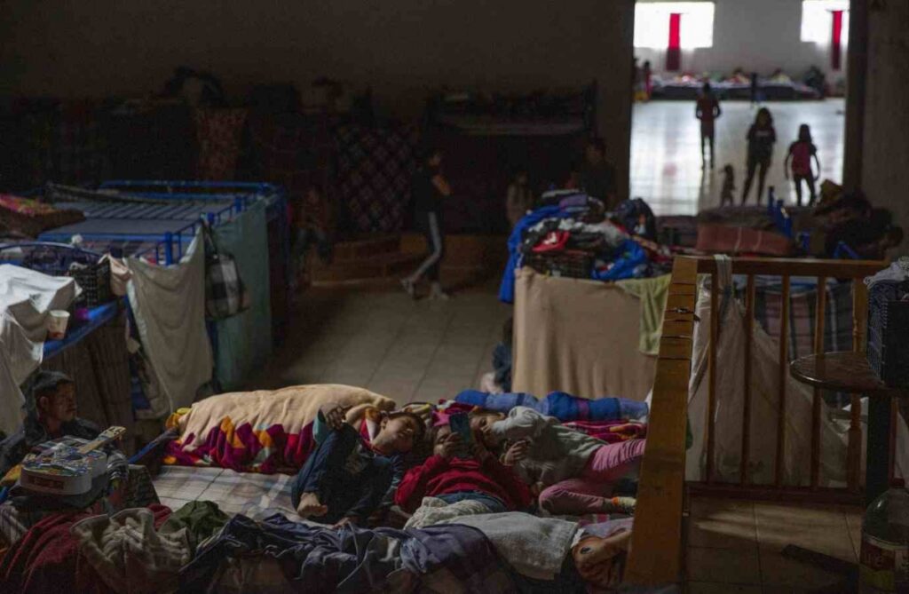 Acuerdan instalar campamentos adicionales para migrantes thumbnail