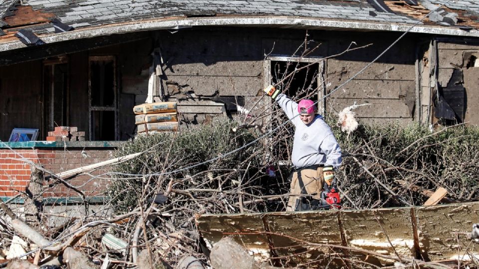 Ya-son-mas-de-80-muertos-en-EU-tras-impacto-de-tornados thumbnail