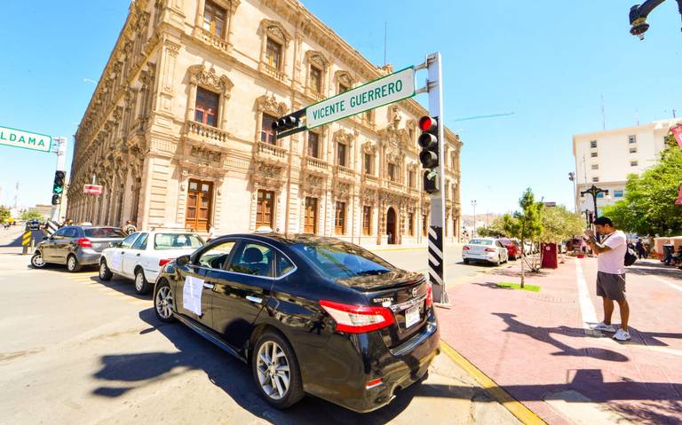 Cierran taxistas la calle Aldama; exigen permisos thumbnail