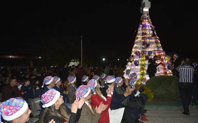 Festeja Uach su 68 aniversario con encendido del árbol navideño en la Quinta Gameros thumbnail