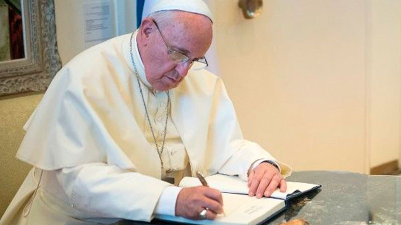 Papa Francisco continúa mejorando y trabaja desde el hospital, informa el Vaticano thumbnail