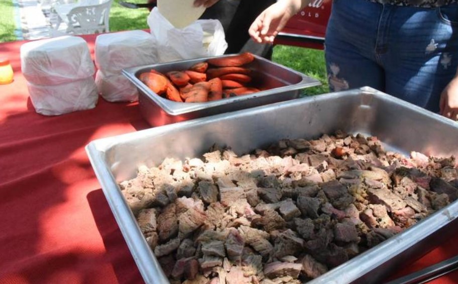 Se va a hacer Chihuahua busca romper récord de la carne asada más grande del mundo thumbnail
