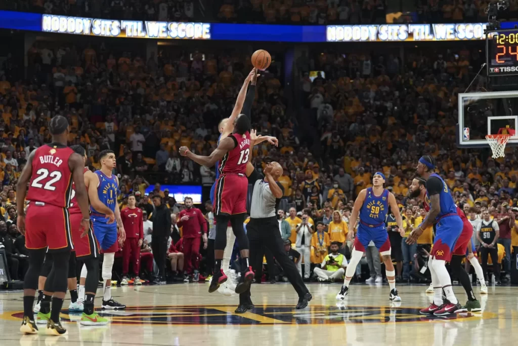 Altitud de Denver ayuda a Nuggets a marchar invictos en casa en playoffs thumbnail