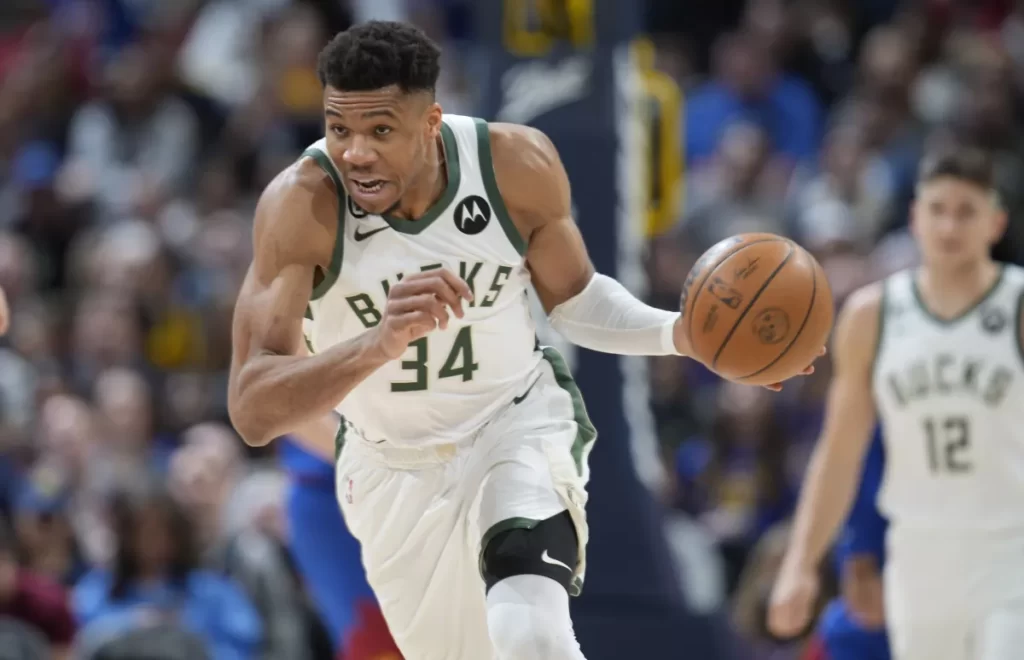 Antetokounmpo y Holiday, de Bucks, no jugarán contra Pistons thumbnail