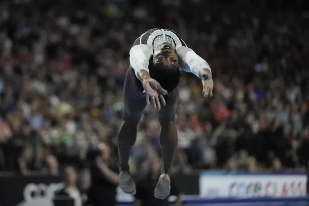 Biles deslumbra en su retorno y gana el US Classic thumbnail