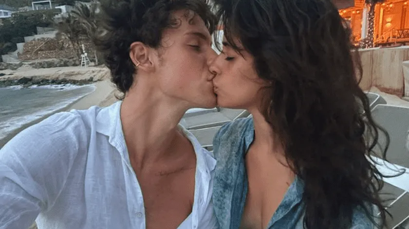 Camila Cabello y Shawn Mendes aparecen tomados de la mano thumbnail