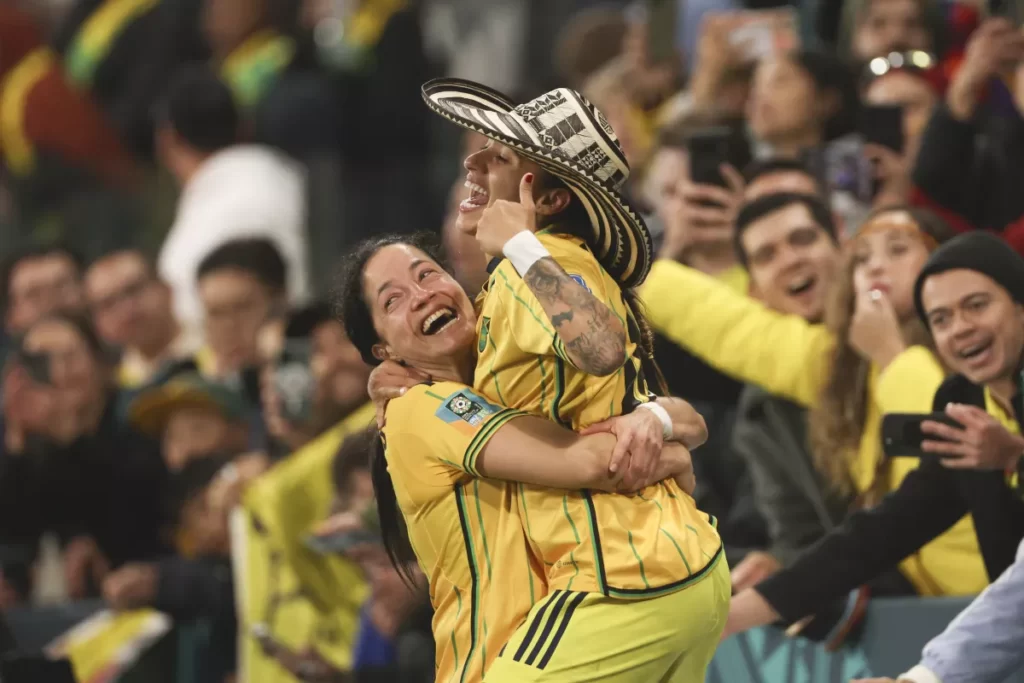 Colombia despierta con alegría tras histórica clasificación a cuartos en el Mundial femenino thumbnail