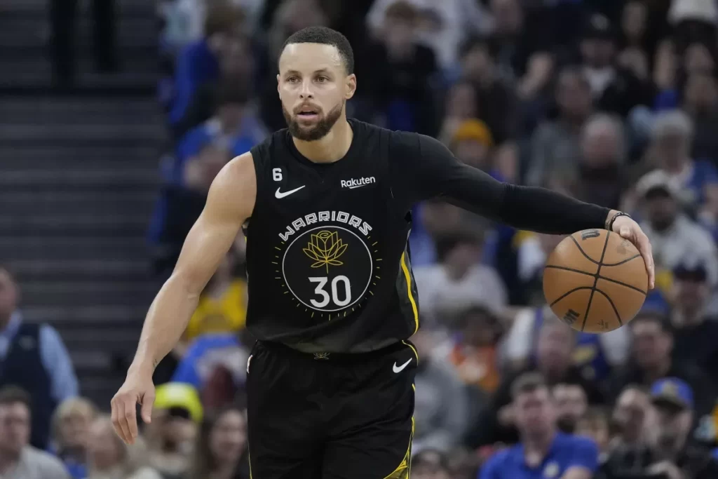 Curry y Warriors vencen a Bucks en tiempo extra thumbnail