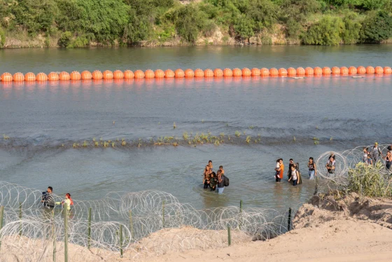 Denuncian que a los agentes texanos en la frontera se les ordena empujar a niños al río Grande y negarle agua a los migrantes thumbnail