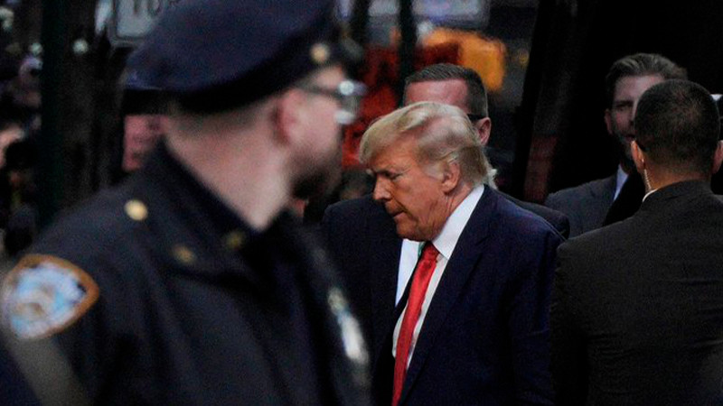 Detienen a Donald Trump en Nueva York thumbnail
