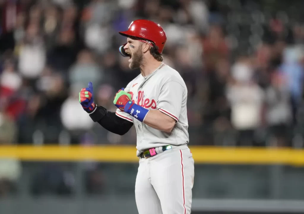 Doble de Harper en la 8va rompe el empate; Filis derrotan a Rockies thumbnail