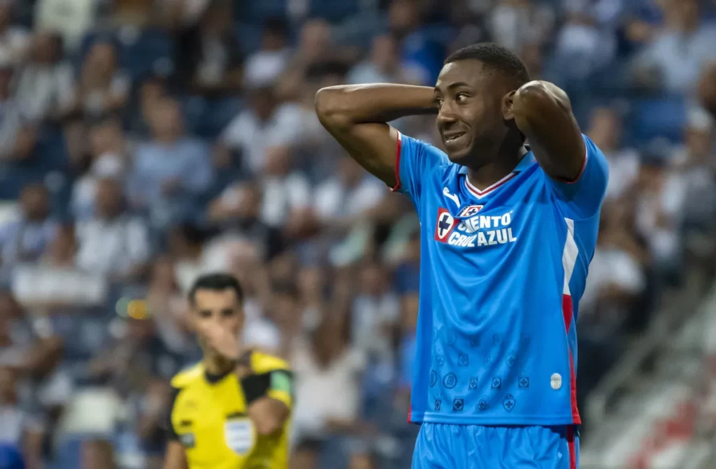 El ecuatoriano Estrada abandona las filas de Cruz Azul y regresa a Toluca thumbnail