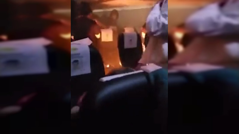 En China, cargador portátil explota en un avión apunto de despagar, y genera pánico entre los usuarios thumbnail