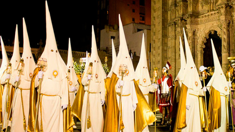 España vive con fervor el Viernes Santo con multitudinarias procesiones thumbnail
