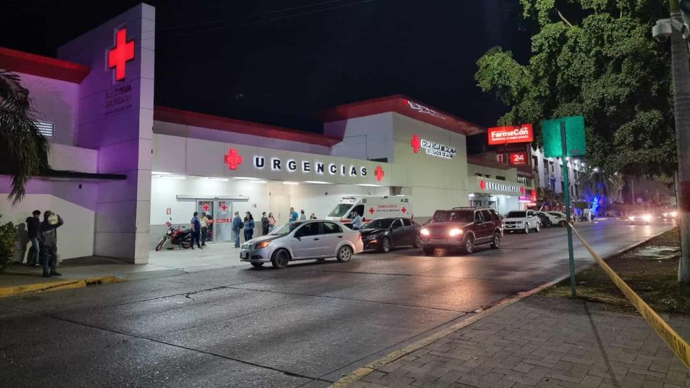Hombre baleado llega a Urgencias de Cruz Roja Culiacán thumbnail