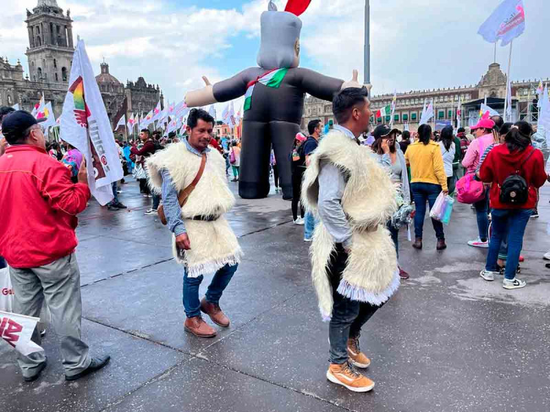 Inicia el baile en el zócalo de la CDMX por aniversario de la Expropiación Petrolera thumbnail