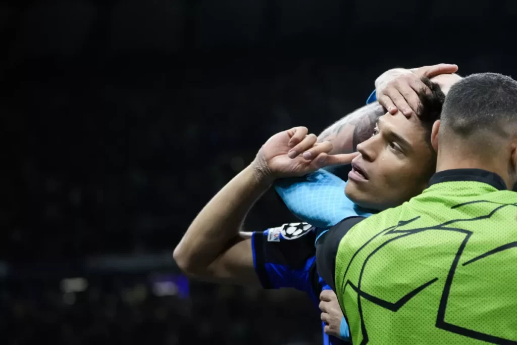 Inter se deshace de Benfica y va contra el Milan en semis thumbnail