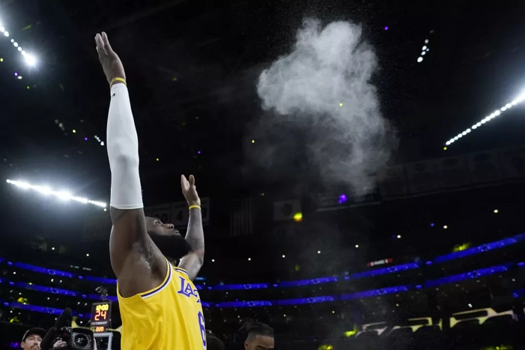 James desafía el paso del tiempo con una excelsa 20ma temporada en la NBA thumbnail