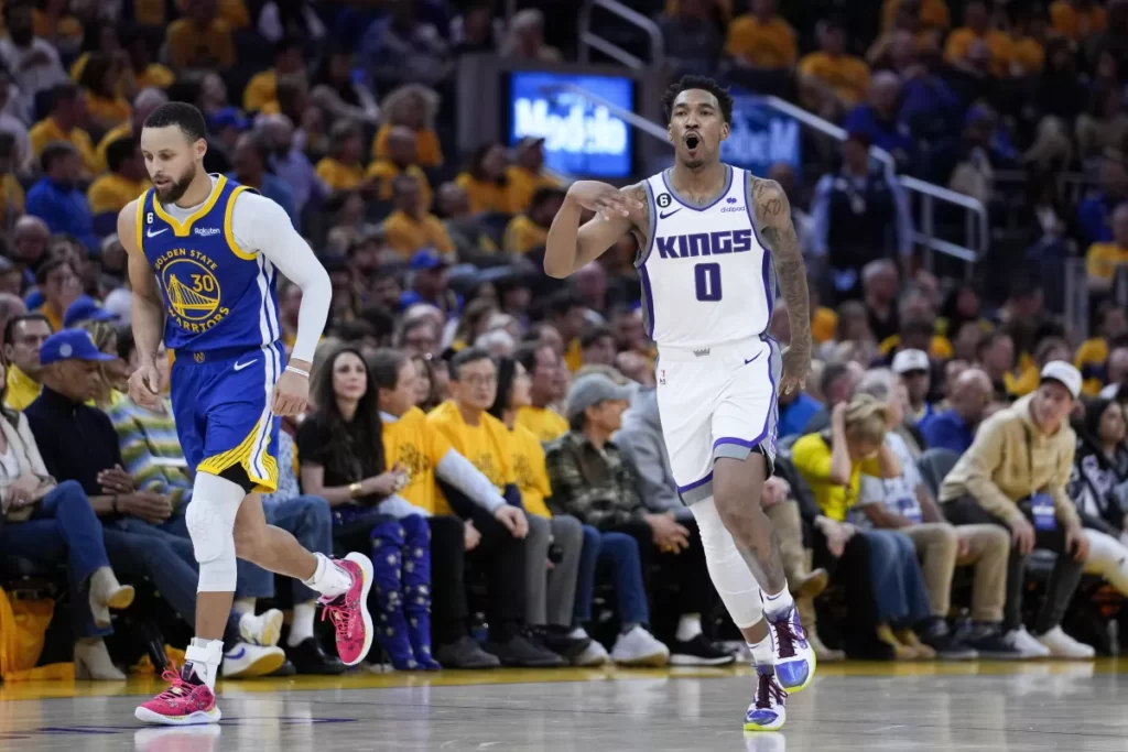 Kings aplastan a Warriors y obligan a un 7mo partido thumbnail