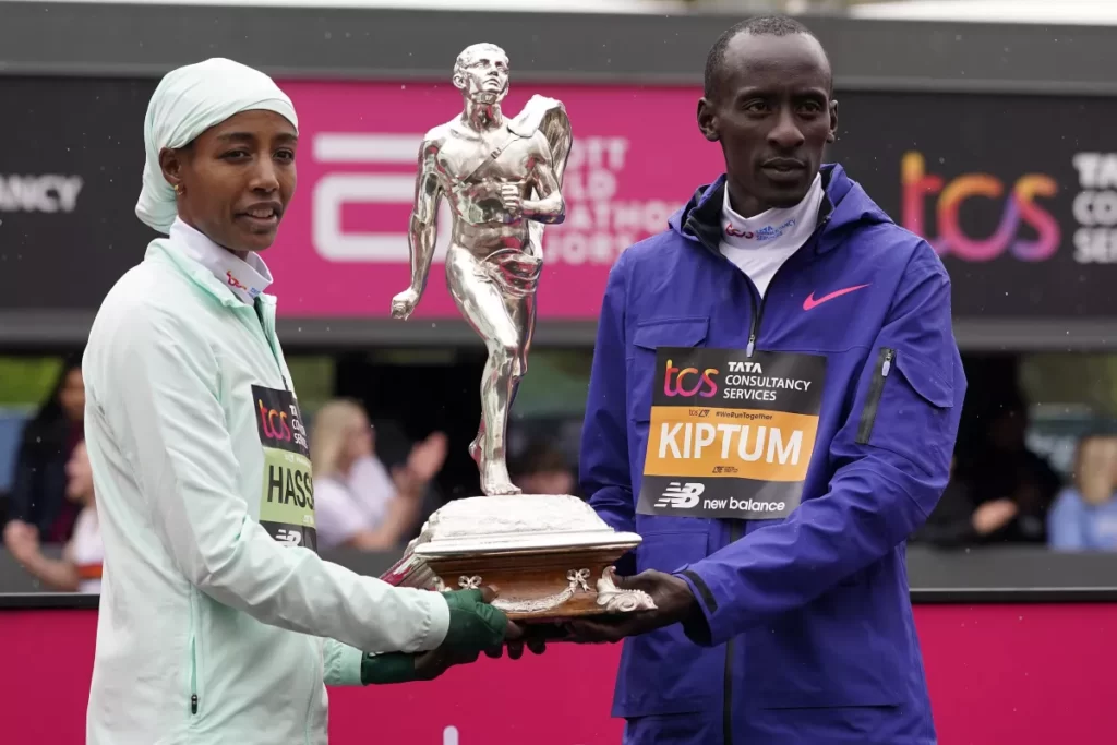 Kiptum gana el Maratón de Londres con el 2ndo mejor tiempo thumbnail