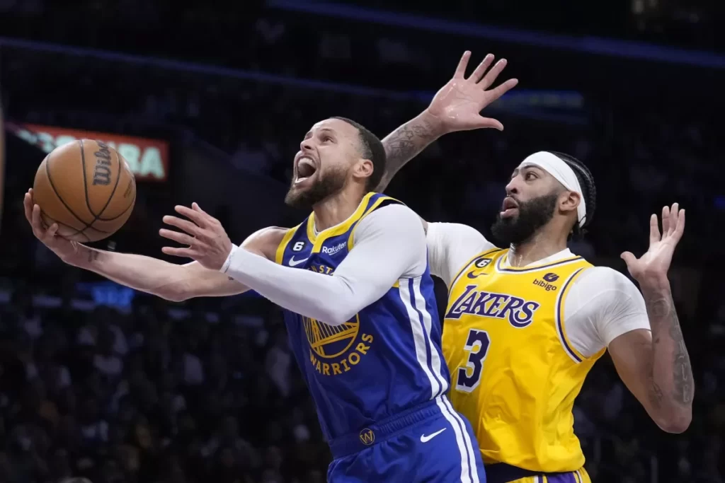 Lakers remontan a Warriors 104-101 y lideran la serie 3-1 thumbnail