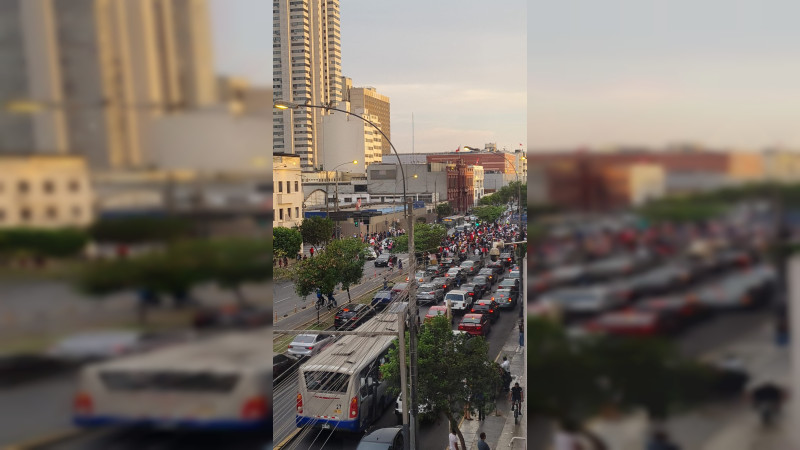 Manifestantes en Perú acampan en la capital para la “toma de Lima” thumbnail