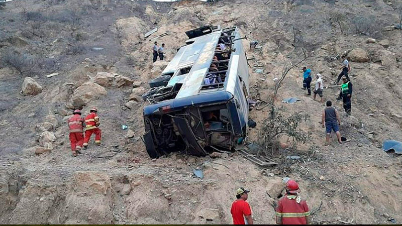 Más de 20 personas sin vida tras choque de autobus en Perú thumbnail