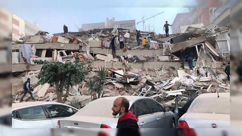 Mexicanos rescatan con vida a niña de ocho años de entre los escombros de un edificio en Turquía thumbnail