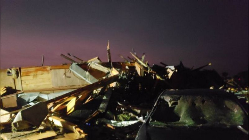 Mueren tres personas tras paso de un tornado en un pueblo de Texas thumbnail
