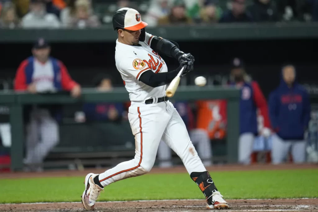Orioles dan la vuelta y superan por 5-4 a Medias Rojas thumbnail