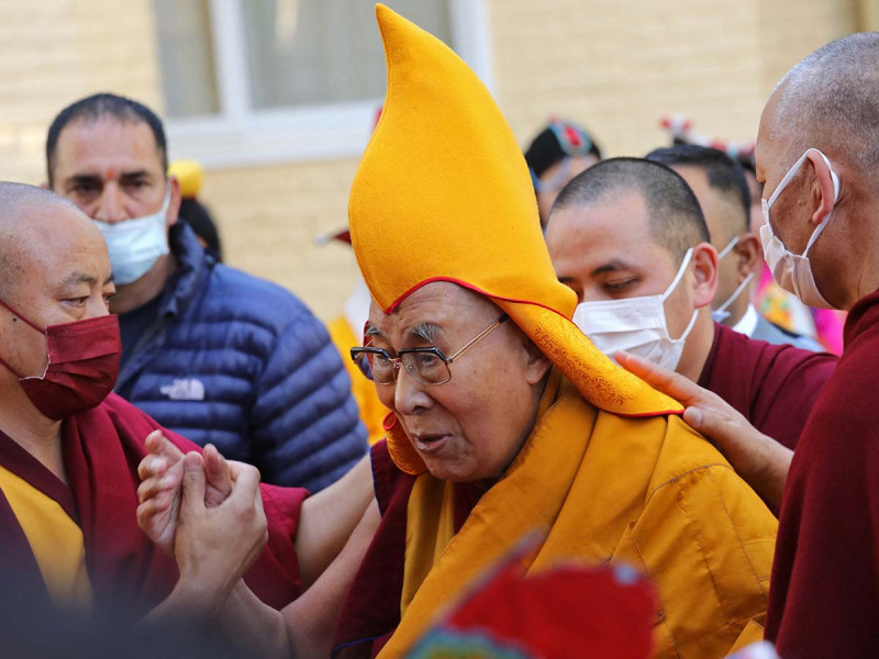 Partido político pide que el Dalai Lama sea arrestado tras besar a niño thumbnail