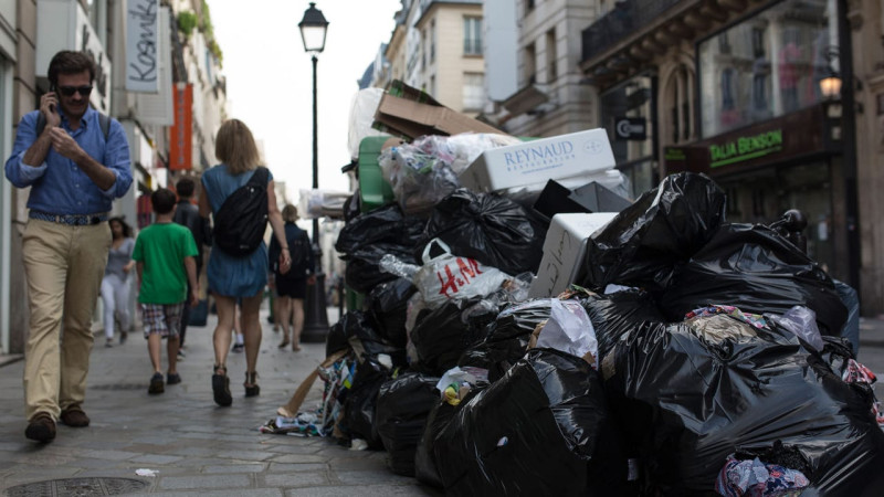 Por huelga de recolectores, París se llena de basura thumbnail