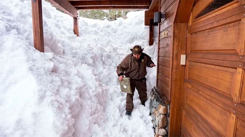 Residentes sureños de California, Estados Unidos, continúan atrapados por la nieve thumbnail