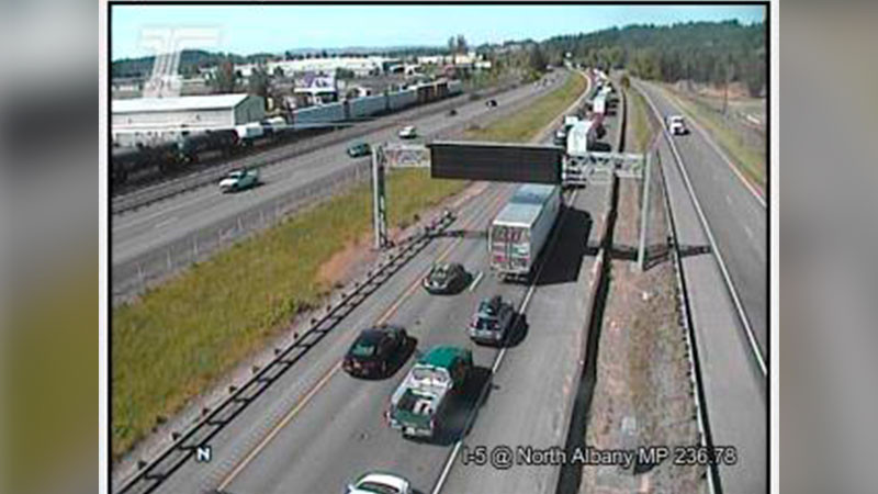 Se registra choque entre camión de carga y un autobús de pasajeros, en Oregón, EU; saldo 7 muertos y varios heridos thumbnail