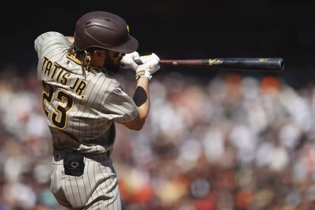 Tatis Jr. vuelve al terreno de juego tras lesión y suspensión thumbnail