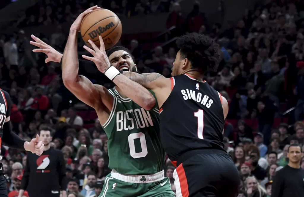 Tatum anota 34 y Celtics frenan a Blazers para ganar 126-112 thumbnail