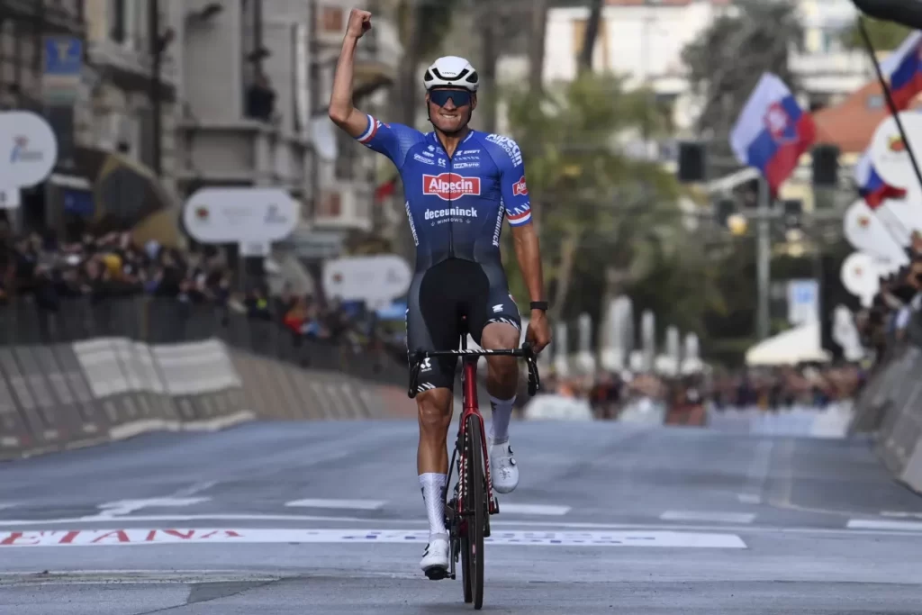 Van der Poel iguala a su abuelo y gana la Milán-San Remo thumbnail