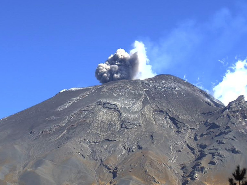 Volcán Popocatépetl registra casi 200 exhalaciones thumbnail