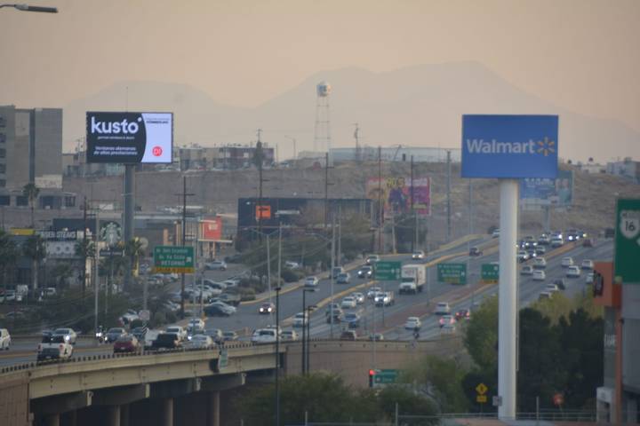 ¡Chihuahua bajo la neblina! la quema del rastrojo vuelve gris el cielo thumbnail