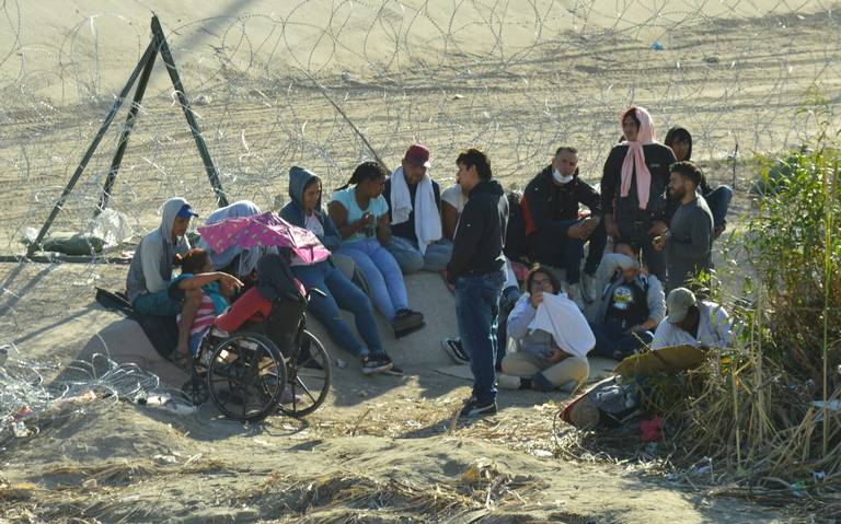 Cientos de migrantes intentan entregarse a la Patrulla Fronteriza thumbnail