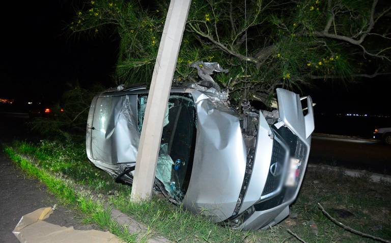 Conductor vuelca en la Avenida Equus y se impacta contra árbol y poste de concreto thumbnail