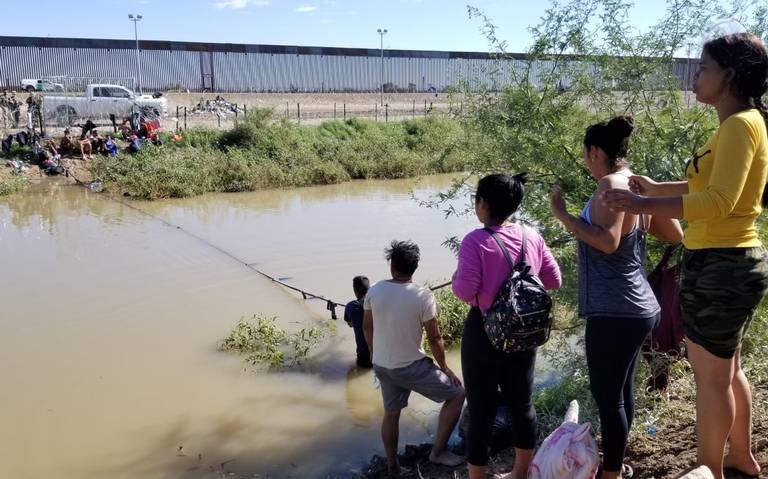 Migrantes improvisan puente para cruzar nadando el río Bravo thumbnail