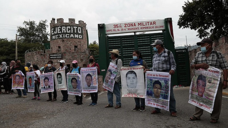 Militares impiden protesta de padres normalistas de Ayotzinapa y los reciben con gases lacrimógenos thumbnail
