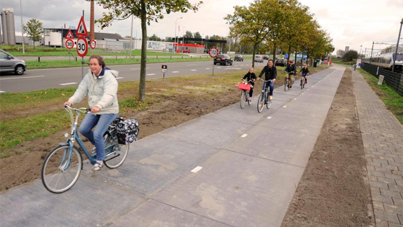 Suiza apuesta por la movilidad sostenible con su primer carril bici de energía solar thumbnail