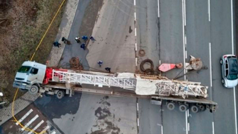 En Illinois, camión cargado con material peligroso se vuelca, deja 5 muertes thumbnail