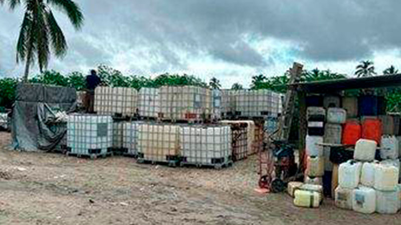 En Tabasco, aseguran más de 300 mil litros de huachicol; hay cuatro detenidos thumbnail