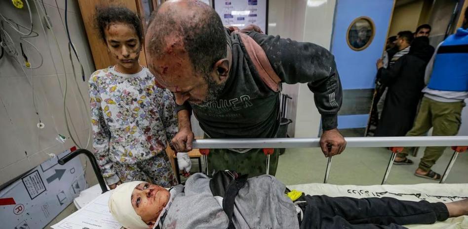 Hamás acusa a Israel de atacar a evacuados y personal médico en asaltado hospital Al Shifa thumbnail