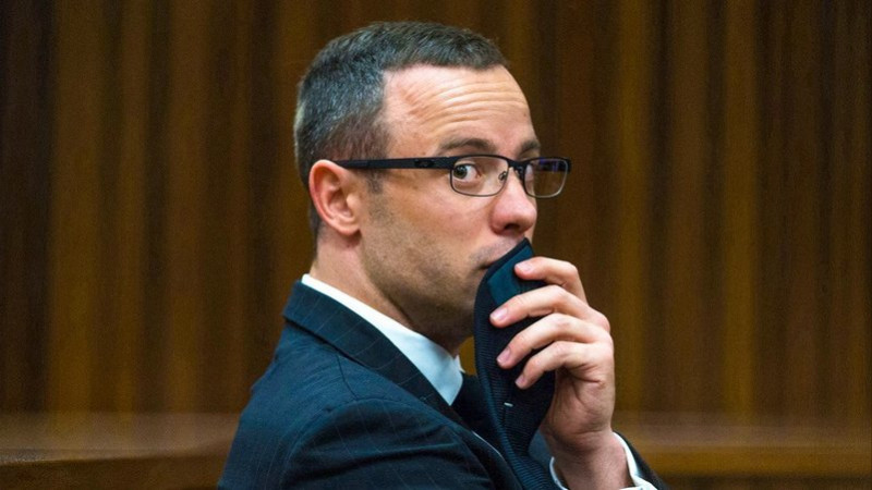 Oscar Pistorius obtiene libertad condicional diez años después de matar a su novia thumbnail