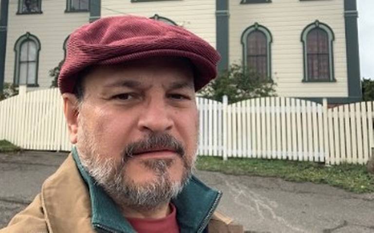 De Perfil Carlos Mercado Orduña, el escritor de milagros en La Rosa de Guadalupe thumbnail